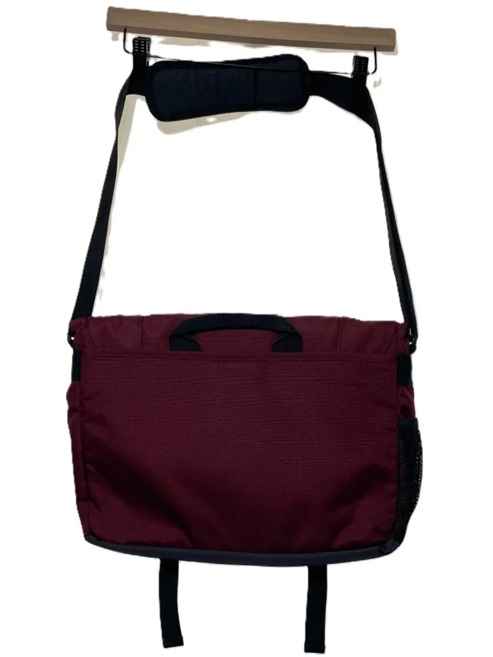 15 inch Eddie Bauer messenger bag, Marron, NWOT, Multiple Pockets, Nylon Strap